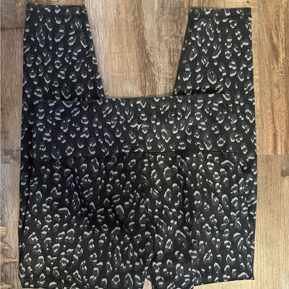 Old Navy Active Black and White Elevate Leggings - Picture 4 of 4